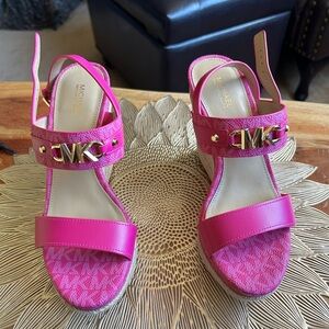 MK - Farrah Leather Wedge Sandal - New with Box. SIZE:7 ( fits 6,5 too)